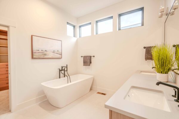 Lot 208 - Discovery West - Image 36