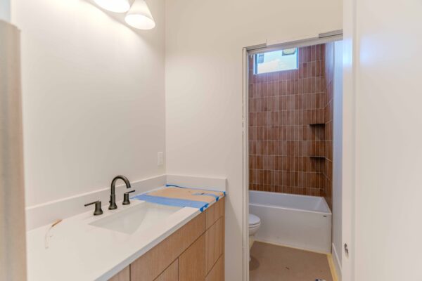 Lot 254 - Discovery West - Image 8