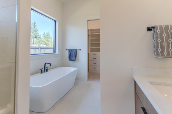 Lot 261 - Discovery West - Image 32