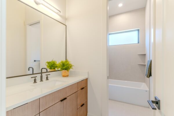 Lot 261 - Discovery West - Image 17