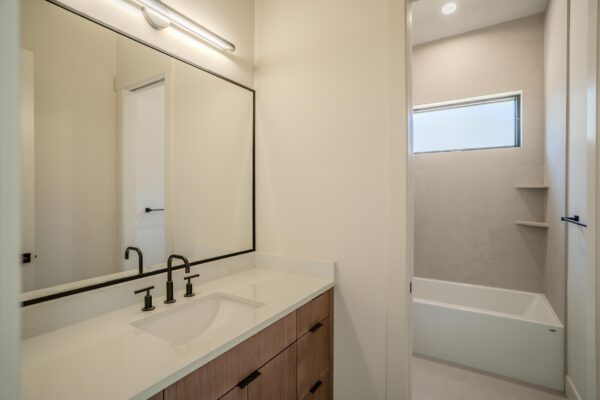 Lot 261 - Discovery West - Image 37